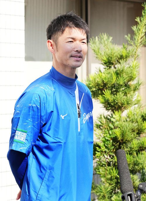 練習を終え取材に応じる育成コーチに就任する谷哲也氏(撮影･森本幸一)