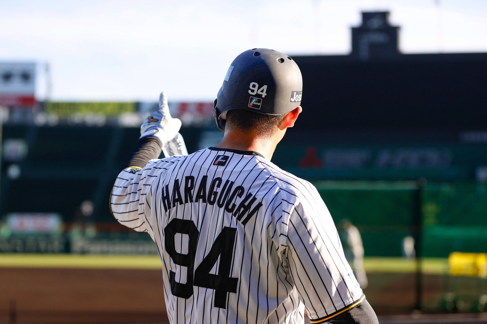 試合前の練習を終えた阪神の原口文仁。今季限りでの現役引退を表明している=内海日和撮影