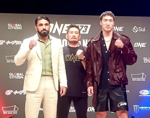グレゴリアン(左)と安保瑠輝也(中央はONEチャトリCEO)(25年9月撮影)