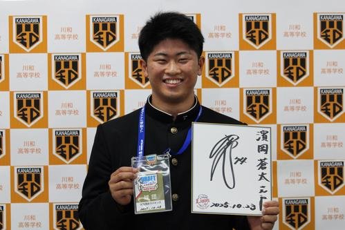 西口監督のサインを持つ西武育成ドラフト4位の川和･浜岡(撮影･金子真仁)