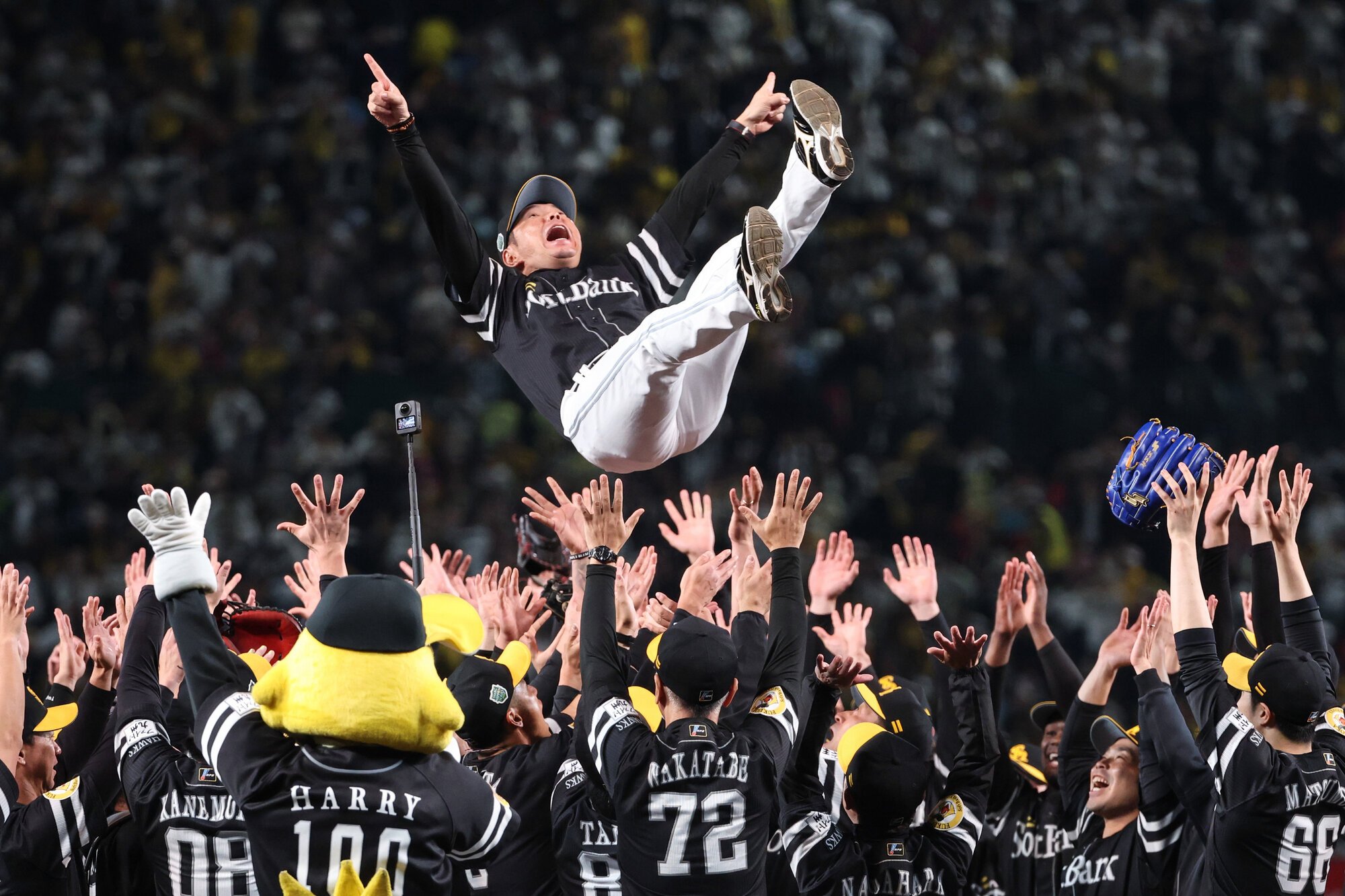 日本一となり、胴上げされるソフトバンクの小久保裕紀監督=有元愛美子撮影
