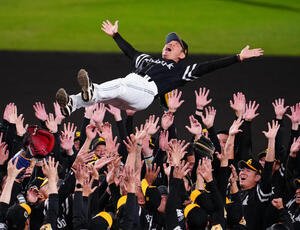 阪神対ソフトバンク　優勝し胴上げされるソフトバンク小久保監督(撮影･江口和貴)
