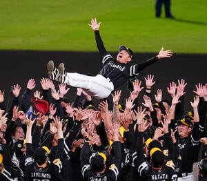 阪神対ソフトバンク　優勝し胴上げされるソフトバンク小久保監督(撮影･江口和貴)