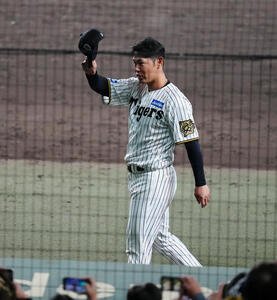 阪神対ソフトバンク　試合後、ファンにあいさつし引き揚げる阪神原口(撮影･江口和貴)