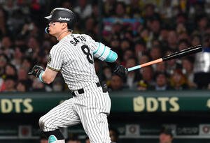 阪神対ソフトバンク　5回裏阪神2死一、二塁、佐藤輝は中前適時打を放つ(撮影･岩下翔太)