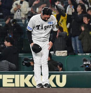 阪神対ソフトバンク　日本シリーズを終え、ソフトバンクナインに一礼する阪神藤川監督(撮影･岩下翔太)