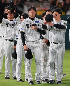 阪神対ソフトバンク　日本一を逃し、スタンドのファンにあいさつする才木(中央)と森下(右)ら(撮影･上山淳一)