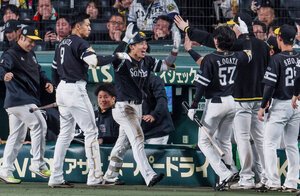 延長十一回表ソフトバンク無死、勝ち越し本塁打を放ちチームメートに迎えられる野村(中央)＝竹花徹朗撮影