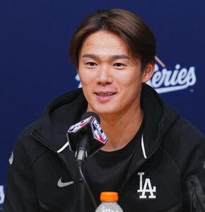 ドジャース対ブルージェイズ　第6戦に先発予定のドジャース山本は、会見で抱負を話す(撮影･菅敏)