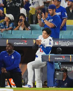 ドジャース対ブルージェイズ　9回、味方の攻撃を見守るドジャース大谷(撮影･菅敏)