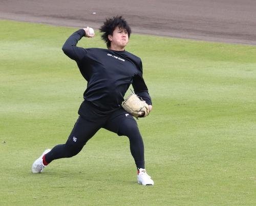 29日、鎌ケ谷で練習する日本ハム畔柳