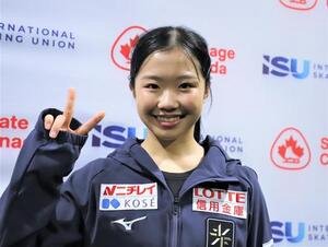 GPシリーズ第3戦スケートカナダ　公式練習後に笑顔でピースをする中井(撮影･藤塚大輔)