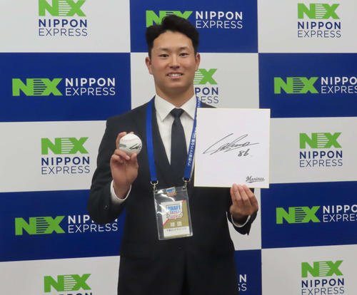 日本通運･冨士はサブロー監督の直筆サイン入りボールと色紙を手に笑顔を見せる(撮影･山本佳央)