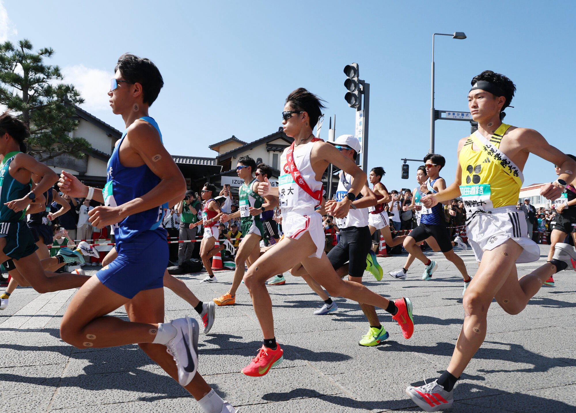出雲駅伝の1区でトップになった中大の岡田開成(中央)