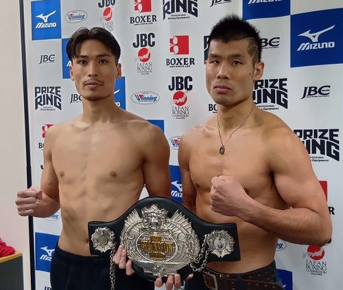 日本スーパーウエルター級王座決定戦に向け、計量クリアした同級1位の玉山将弥(左)と同級2位の神風藍