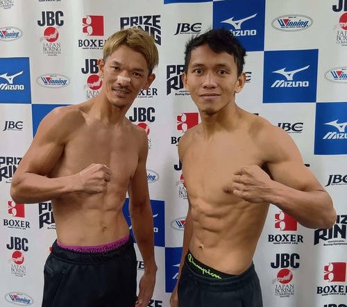 対戦相手のプレスコ･カルコシア(右)とともに計量クリアした元IBF世界スーパーフェザー級王者尾川堅一