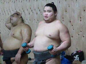 朝稽古で精力的にウエートトレーニングを行ったオチルサイハン
