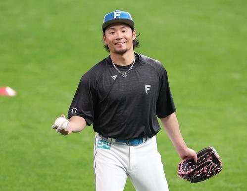 1軍秋季キャンプが始まり笑顔でキャッチボールする日本ハム伊藤(撮影･黒川智章)