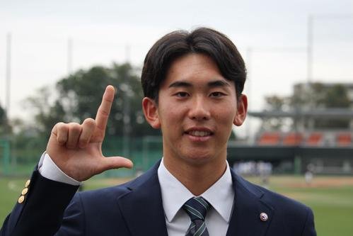 西武の指名あいさつを受けたドラフト1位の明大･小島(撮影･金子真仁)