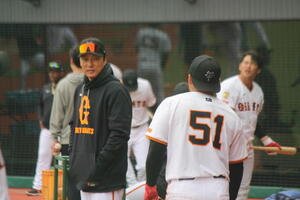 李承燁･臨時コーチ(左)の助言を受ける浅野