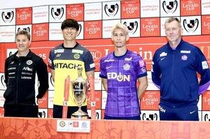 写真に納まる、左から柏ロドリゲス監督、古賀、広島佐々木、スキッベ監督(撮影･河田真司)