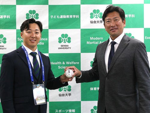 オリックス小松スカウト(右)から指名あいさつを受けた仙台大･渡辺(撮影･高橋香奈)