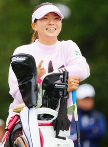 18番、笑顔を見せる渋野(撮影･垰建太)