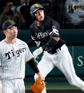 日本シリーズ第5戦、八回表ソフトバンク1死一塁、左越えに同点の2点本塁打を放つ柳田。投手石井