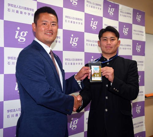 指名あいさつを受けた楽天ドラフト4位の学法石川･大栄(右)と近藤スカウト(撮影･山田愛斗)