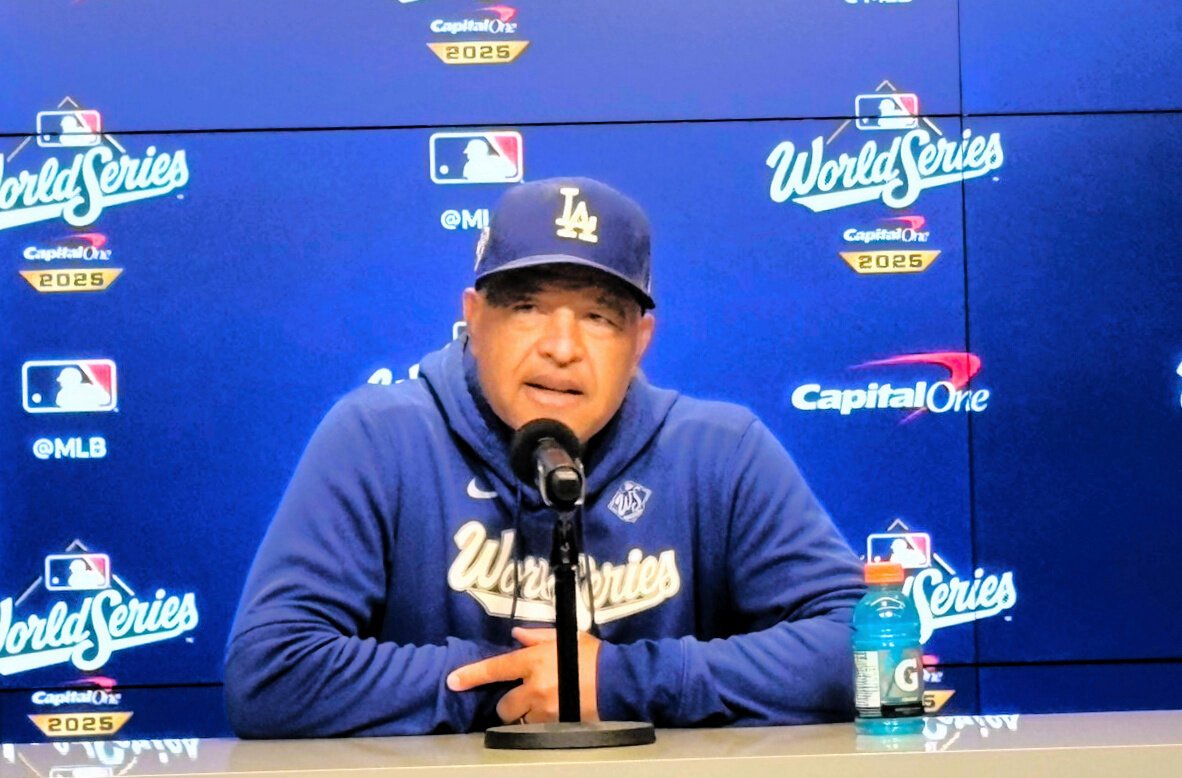 試合前の会見に臨むドジャースのロバーツ監督