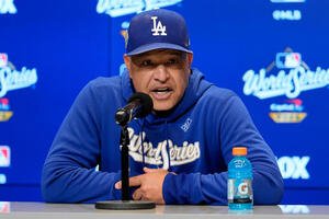 ワールドシリーズ第6戦の試合前、会見するドジャース･ロバーツ監督(AP)