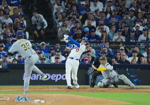 ドジャース対ブルワーズ　4回裏ドジャース2死、右越えにこの試合2本目のソロ本塁打を放つ大谷(2025年10月17日)