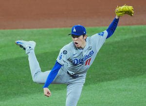 ワールドシリーズ第6戦　ブルージェイズ対ドジャース　8回に登板し、力投するドジャース佐々木(撮影･菅敏)