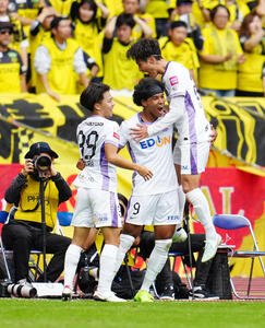柏対広島　前半、ゴールを決め歓喜する広島ジャーメイン(中央)(撮影･江口和貴)