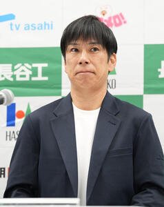 会見の席に着く国学院大の前田監督(撮影･森本幸一)