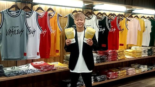 バシレウスカフェではジムや武尊のグッズも購入できる