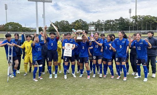 常葉大橘対藤枝順心　連覇を達成し、笑顔を見せる常葉大橘の選手たち。前列右から5人目が小島