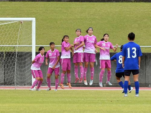 常葉大橘対藤枝順心　後半30分、直接FKを決める常葉大橘･小島(右奥)