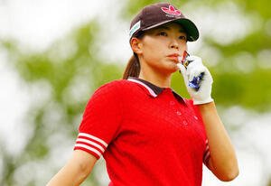 15番、ティーショットを終え栄養補給をしながら移動する渋野(撮影･垰建太)