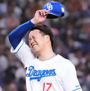 中日対巨人　1回表終了、先制を許し悔しそうな表情でベンチへ戻る柳(撮影･森本幸一)