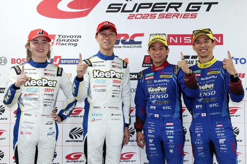 ポールポジションを獲得し笑顔で記念撮影する、左からGT500クラス38号車の大湯、石浦、GT300クラス61号車の井口、山内(撮影･宮地輝)