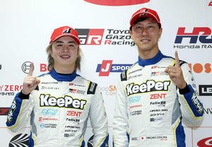 ポールポジションを獲得し笑顔で記念撮影するGT500クラス38号車の大湯(左)と石浦(撮影･宮地輝)