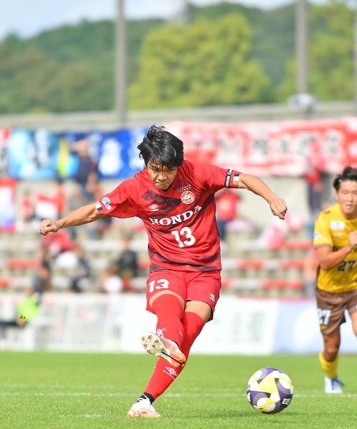 前半、PKを決めるホンダFC･岡崎
