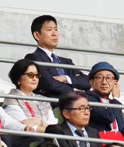 柏－広島戦を視察する日本代表森保監督(上)。下は山本技術委員長(撮影･江口和貴)