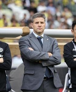 柏対広島　険しい表情で表彰式を見つめるロドリゲス監督(撮影･河田真司)