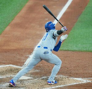 ブルージェイズ対ドジャース　8回表ドジャース1死、左二塁打を放つ大谷(撮影･菅敏)