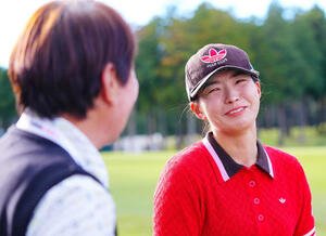 3アンダーでホールアウトした渋野(右)は出迎える樋口大会名誉会長にほっとした表情を見せる(撮影･垰建太)