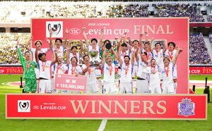 柏対広島　ルヴァン杯を制し歓喜する広島の選手たち。前列左からGKチョン･ミンギ、ジャーメイン、ジェルマン、川辺、塩谷、佐々木、アルスラン、木下、ジュニオール、新井、後列左から中野、東、中村、荒木、GK大迫、中島、山崎、加藤、前田、田中聡(撮影･江口和貴)