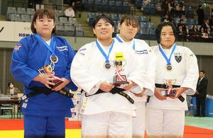 女子78キロ超級で表彰式に臨む、左から2位の冨田、優勝の素根、3位の米川、椋木(撮影･小沢裕)