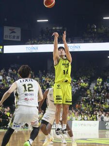 仙台対SR渋谷　第4Q、2本目の3点シュートを決めるB1仙台･杉浦(撮影･高橋香奈)